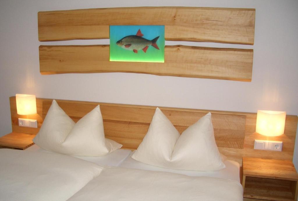 Karpfenhotel & Herrenhaus Im Gasthaus Sindel-Buckel 福伊希特旺根 外观 照片
